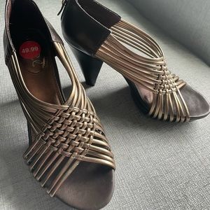 Paola size 6  ,  3 inch sandal heel . Very cute , never worn.